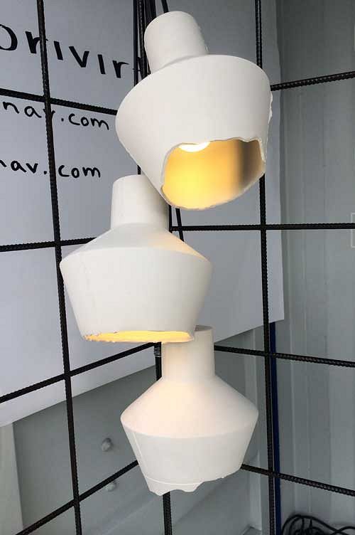 Lampa i keramik med en känsla av impulsivitet eller ofärdighet.