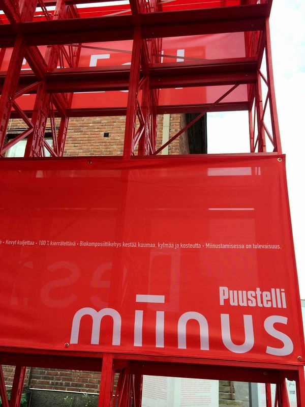 Portalen på Helsinki Design Week – byggd av röda Miinusstommar.