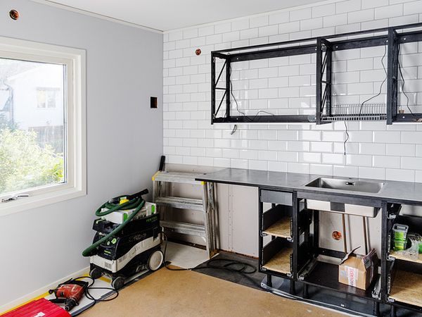 Överskåp på plats över diskbänken.