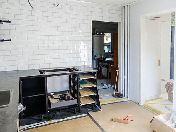 Väggen mot vardagsrummet: i bänken plats för induktionshäll och varmluftsugn.
