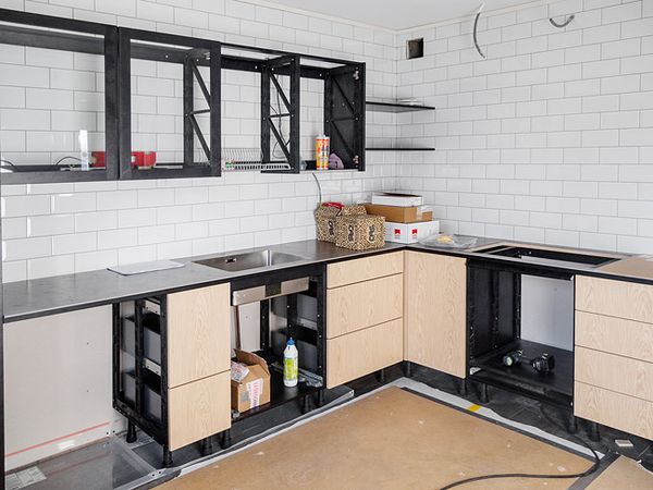 Nu har luckfronterna börjat komma på plats, både på under- och överskåp.