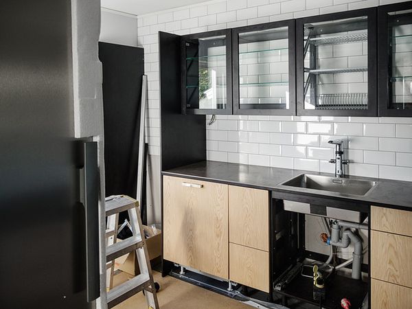 Nu är fronten på diskmaskinen på plats, med handtag och allt. Det som står till vänster i förgrunden? Ett jättestort kylskåp.