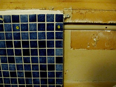 Aj aj. En olyckligt placerad krok ovanför diskbänken visade sig vara fastsatt i en strömförande kabel.
