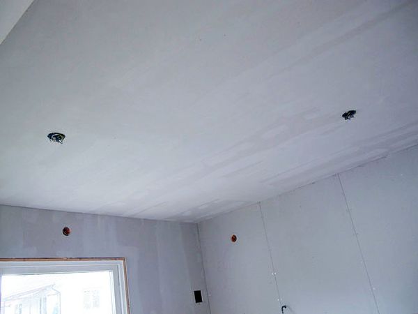 Även taket spacklas.