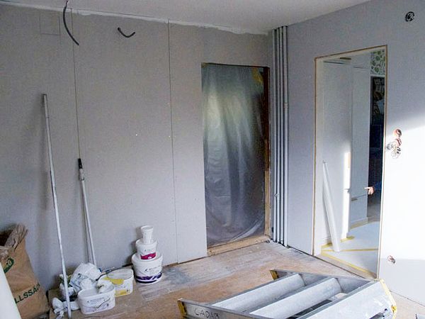 Nu har målningen börjat. Den högra väggen har fått första lagret färg.
