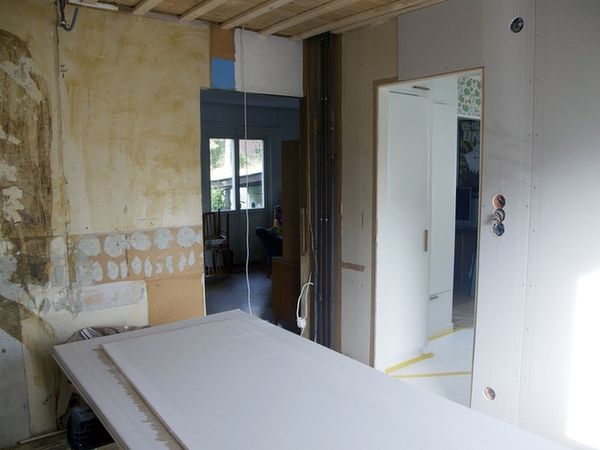 Insyn. Dörren in till vardagsrummet har öppnats och breddats.