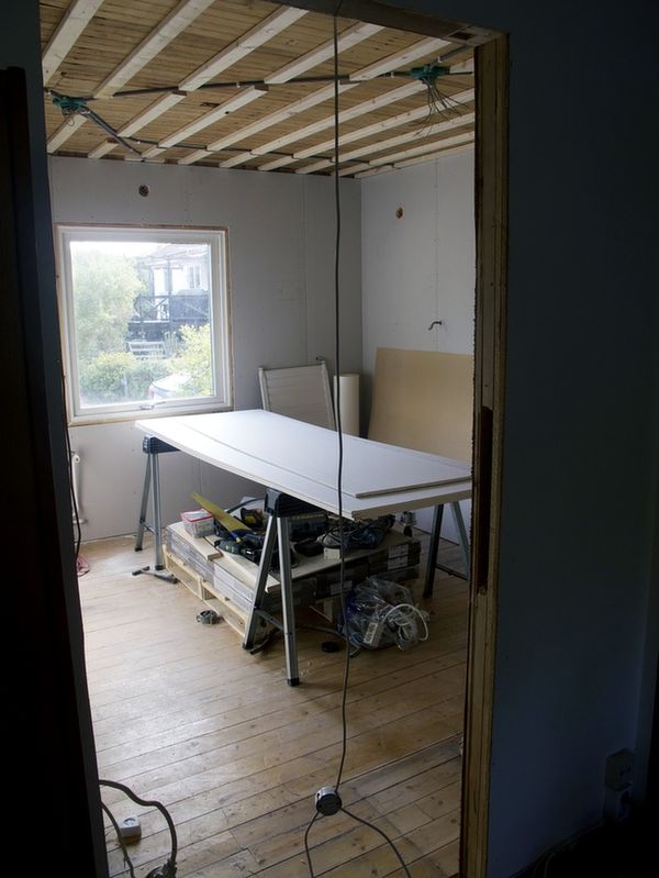 Utsikt. Köket sett från vardagsrummet. Nu går det i alla fall att få en idé om hur det kommer att bli till slut.
