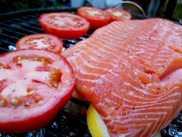 Lax på menyn. Tipset från fiskexpediten var att lägga fisken på citronskivor på gallret, så fastnar den inte – något som visade sig funka utmärkt.