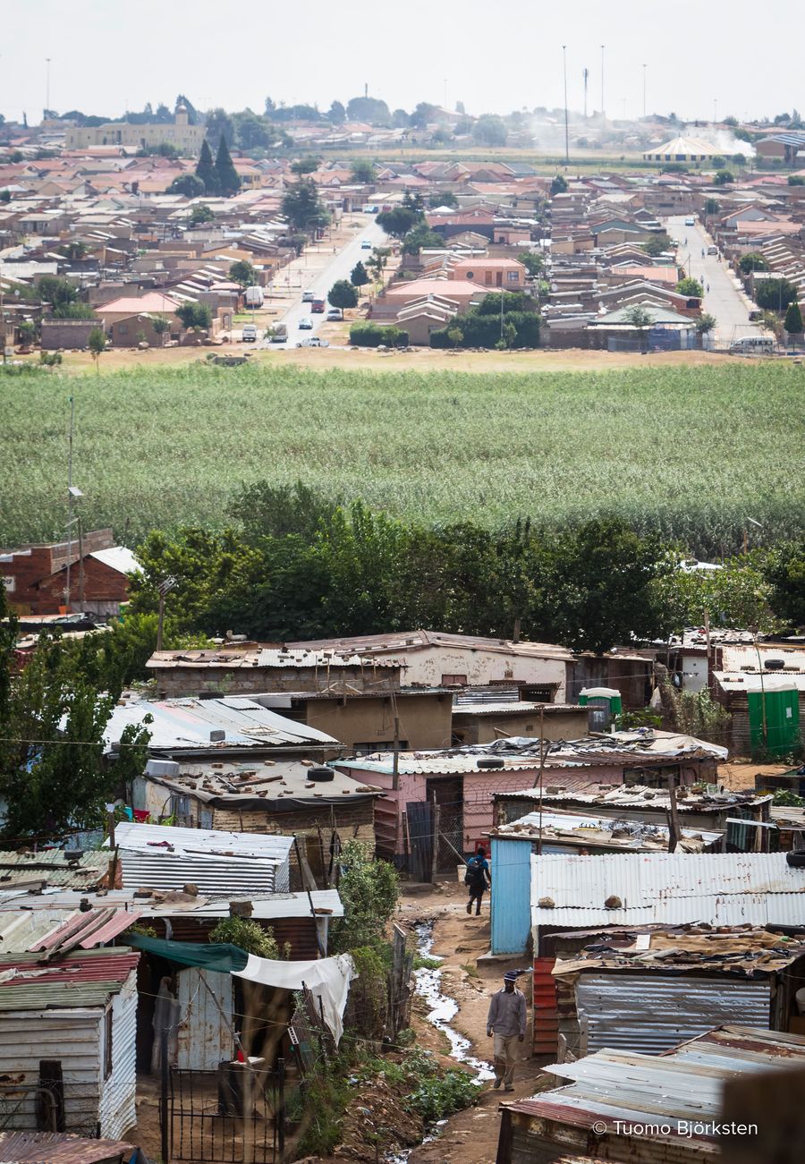 Sowetossa köyhät ja keskiluokkaiset asuvat omilla alueillaan. Toiset slummeissa, toiset kunnon taloissa. Johannesburg, Etelä-Afrikka 2015.