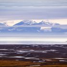Hyvällä säällä Huippuvuorten suurimman kaupungin Longyearbyenin ympäristössä näkee joka puolella vuoria. Kuva: Tuomo Björksten/Kioski