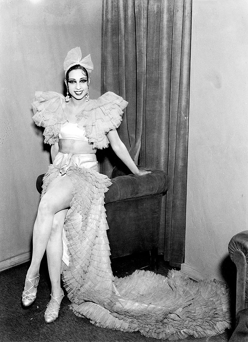 Josephine Baker esiintymismatkalla Suomessa. Baker oli amerikkalaisranskalainen tanssija, joka oli aikansa tähti ja kabareetanssin edelläkävijä. Kuvalähde: Museovirasto, Pietinen. Kuvausaika: 1.12.1933.