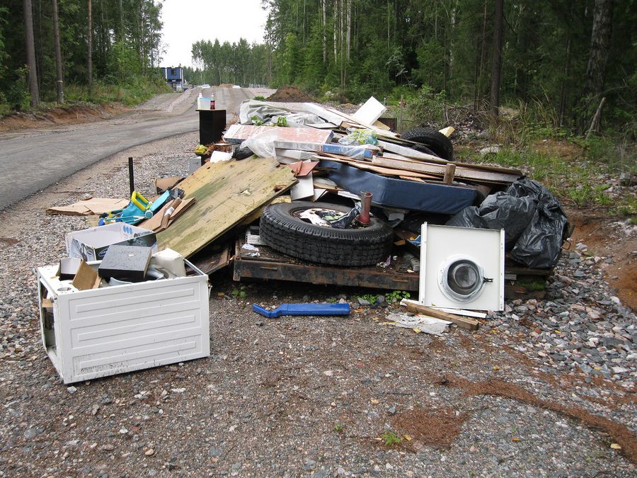 Helsingin Alppikylästä löytyi laiton kaatopaikka. Kuva: Petri Puttonen/Helsingin kaupungin ympäristökeskus