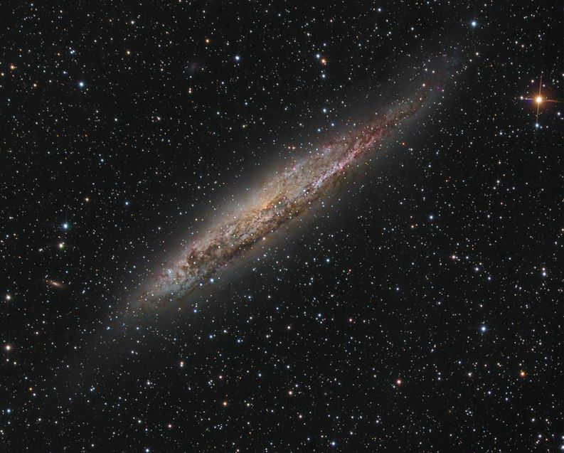 ​Petri Kehusmaan kuvassa 13 miljoonan valovuoden päässä sijaitseva galaksi NGC 4945.​