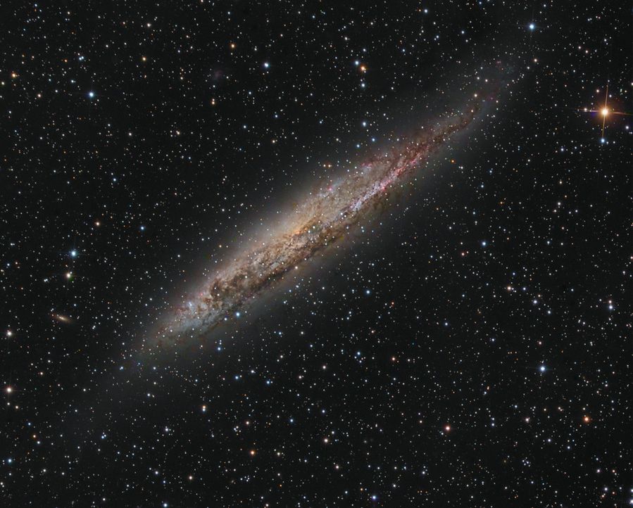 Petri Kehusmaan kuvassa 13 miljoonan valovuoden päässä sijaitseva galaksi NGC 4945.