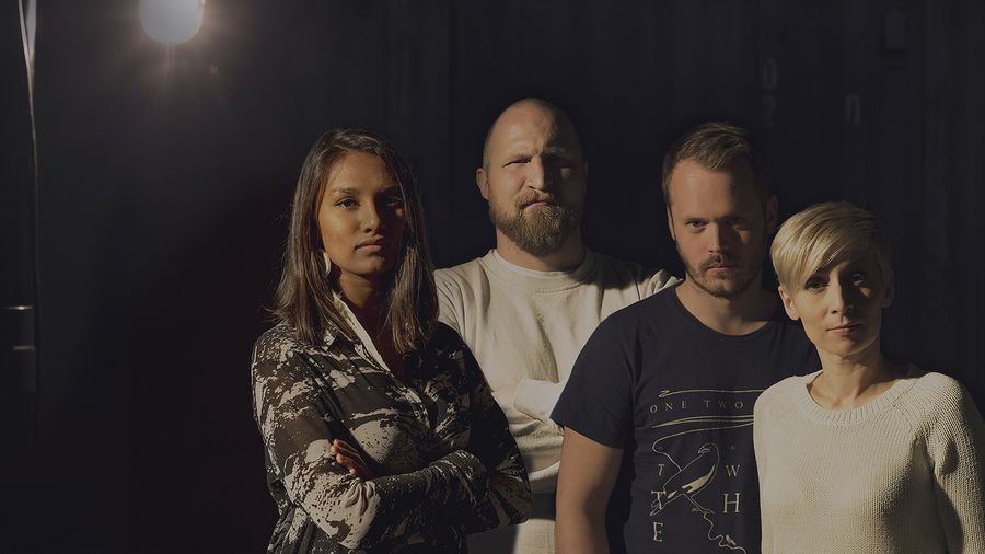 Susani Mahadura, Karri Miettinen, Dan Granqvist ja Rakel Liekki sulkeutuvat vuorokaudeksi konttiin elokuussa. Kuva: Jyrki Valkama/Yle
