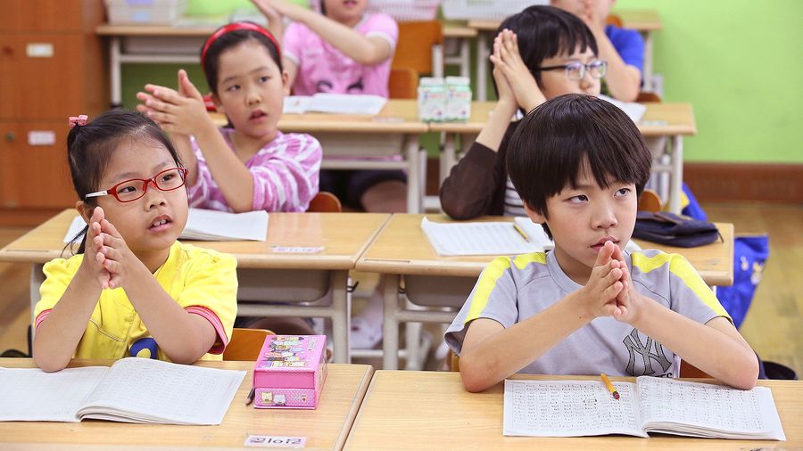 Peruskoululaiset oppitunnilla Soulissa. Kuva: EPA / YONHAP