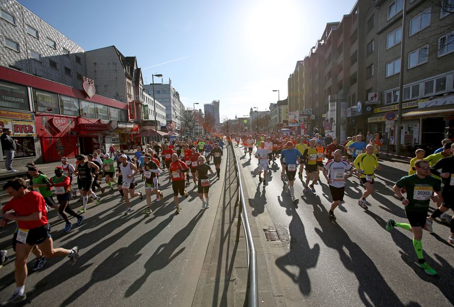 Hampurin maratonilla paistoi aurinko. Kuva: Christian Charisius / EPA