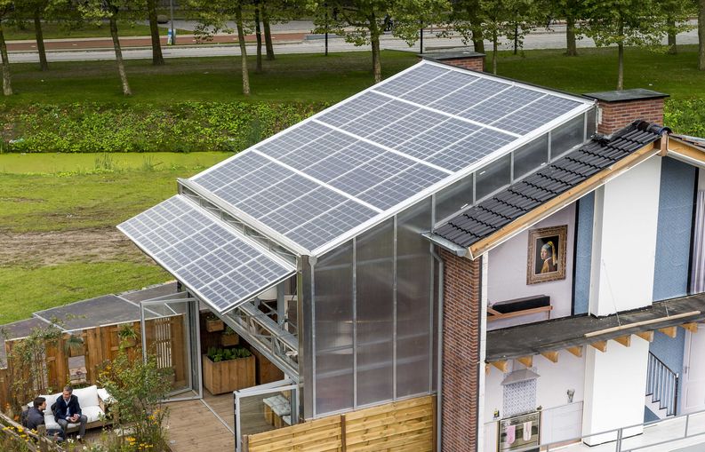 Tulevaisuudessa omakotitalo saattaa olla lähes kokonaan omavarainen aurinkopaneelien avulla. Kuva: Lex van Lieshout/EPA​