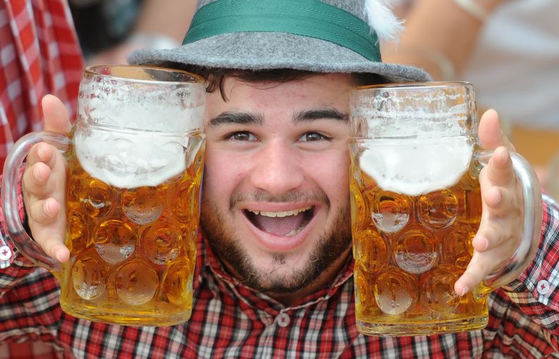 Tämä mies hymyili Oktoberfest-olutfestivaalilla Saksassa 2014. Kuva: EPA​