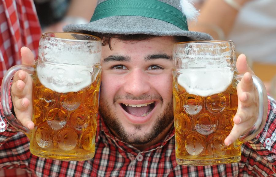 Tämä mies hymyili Oktoberfest-olutfestivaalilla Saksassa 2014. Kuva: EPA