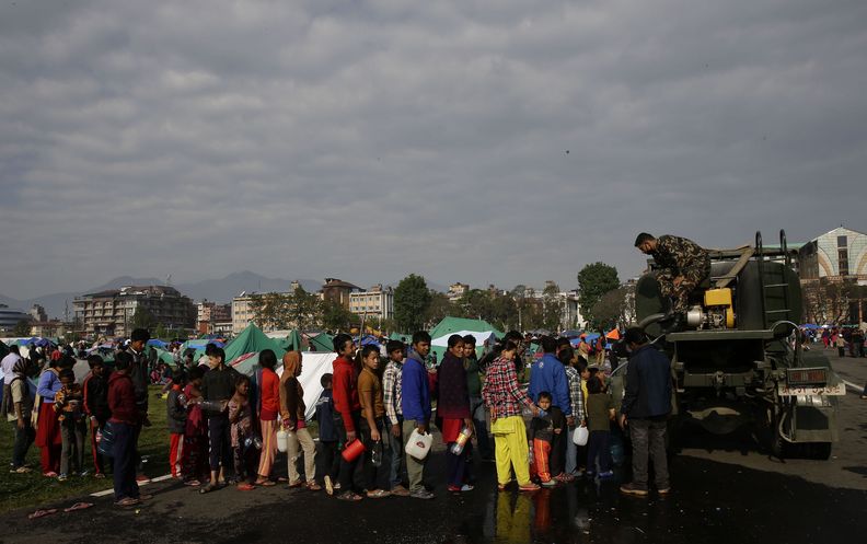 90 prosenttia Nepalin armeijasta keskittyy nyt auttamistyöhön. Tässä armeijan  tankista jaetaan ihmisille vettä. EPA/NARENDRA SHRESTHA​