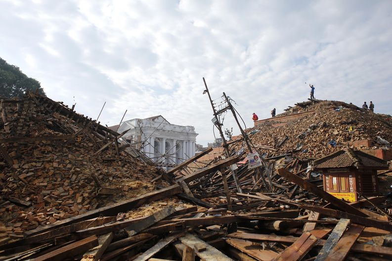 Nepalin pääkaupungissa Kathmandussa maanjäristyksen aiheuttamat tuhot ovat mittavat. EPA/ABIR ABDULLAH​