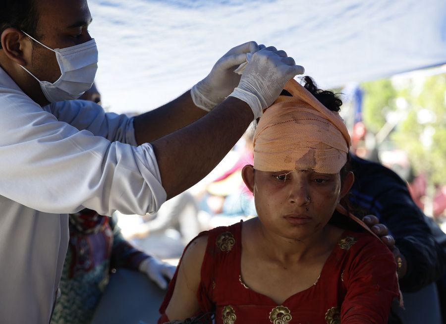 Maanjäristyksen uhri saa hoitoa Kathmandussa Nepalissa. Kuva: EPA. Suomalaiset voivat auttaa uhreja mm. Punaisen ristin, Unicefin, Plan Suomen, Kirkon ulkomaanavun ja Pelastakaa lapset -yhdistyksen kautta.