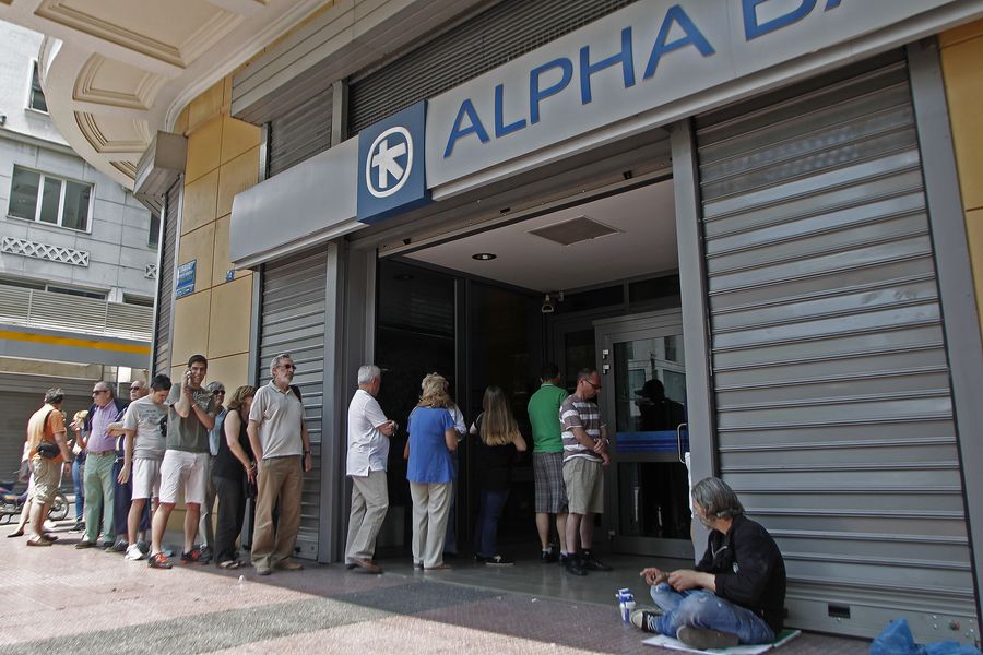 Pankkiautomaatit avataan uudelleen maanantai-iltana. Kuva: EPA / Alexandros Vlachos