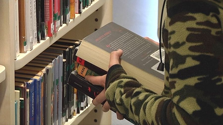 Kirjastojen hyllyistä voi löytyä kirjakätköjä.