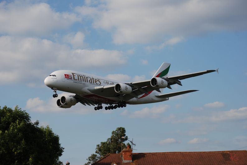 ​Kone laskeutumassa Heathrowlle, spottaajan paratiisin ylitse. Kuva: Wikipedia Commons.​​
