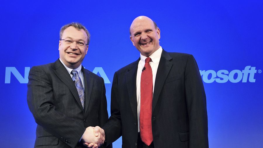 Stephen Elop ja Microsoftin Steve Ballmer puristavat kättä vuonna 2011. Nokian puhelimiin tulee Microsoftin käyttöliittymä. Kuva: EPA / Daniel Deme