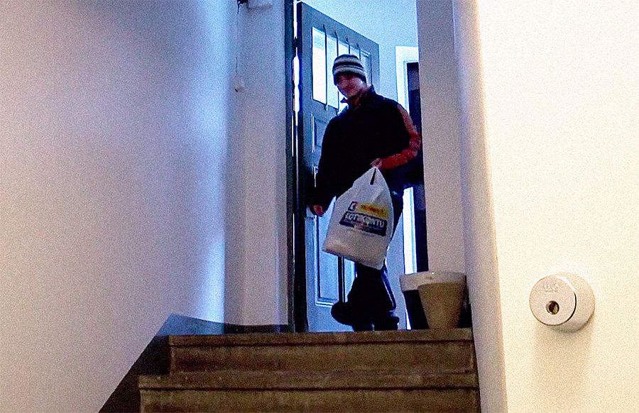 Nimettömänä pysyttelevä helsinkiläismies tarjosi Miskalle väliaikaisen kodin.