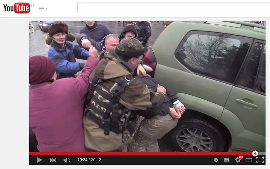 В конце января из анонимных аккаунтов Твиттера и Фейсбука передавали ссылку на находящееся на YouTube видео, в котором сепаратисты унижали и избивали украинских военнопленных, и журналисты российских государственных телеканалов снимали это. До начала марта видео было просмотрено более 1,2 миллионов раз.