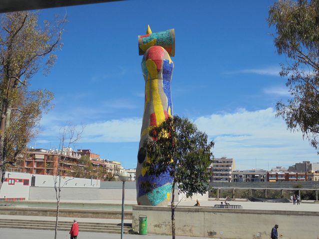 ​Barcelonan kaupungissa Miro on voimakkaasti läsnä: hänen mosaiikkiteoksensa löytyy La Ramblalta ja kaupungissa on esillä hänen taidettaan ja hänestä inspiroitunutta taidetta. Tässä veistos nimeltä Nainen ja Lintu vuodelta 1982.  Katalonian kielellä lintu assosioituu miehen sukupuolielimeen. Tämä viittaus näkyy myös veistoksen fallistisessa muodossa.​