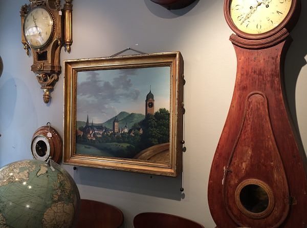 Kaupunkimaisemaa esittävään maalaukseen on piilotettu kello. Arvaatko missä se on? Taulukello on tehty Itävallan Wienssä tai Saksassa noin 1840, hinta 6 500 e, Longitudi.​​​