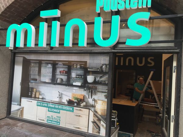 Bild från renoveringen av vår nya butik. Nu är allt färdigt – imorgon slår vi upp portarna.