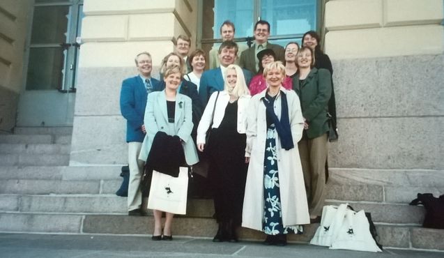 Deltagarna i kursen ”Humanistit liikkeenjohtajiksi”, som ordnades 10 år tidigare, återvände med Jorma Kaimio till Alma maters trappor. Bild: Jorma Kaimio​