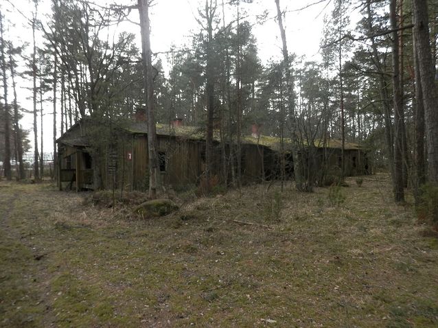 Tulliniemi, osa saksalaisen leirin rakennuksista seisoo vielä pystyssä. Kuva Jan Fast.​