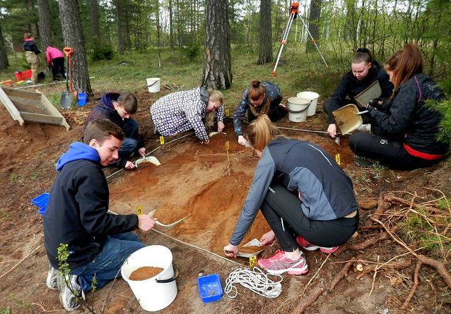 The students of the Karjaa Swedish upper secondary school are researching the stone age habitat this year, too. Photo: Jan Fast.​