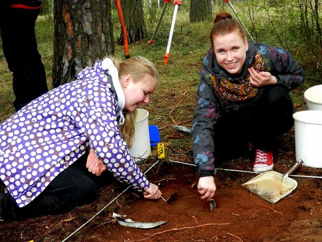 Upper secondary school students on a dig. Photo: Jan Fast.​