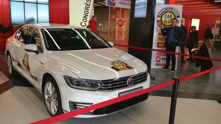 Teknavin päätoimittaja Sami Kalsi ja Volkswagen Passat Genevessä.