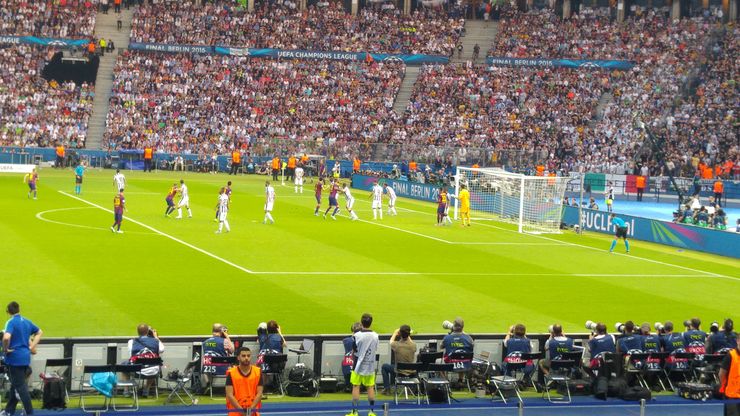 Jalkapalloilijoista Marco van Bastenin ohella Nissan brändilähettiläitä ovat Manchester Cityn Yaya Toure, Paris Saint-Germainin Thiago Silva ja Barcelonan Andres Iniesta. Viimeksi mainittu valittiin Mestarien liigan finaalin parhaaksi pelaajaksi.