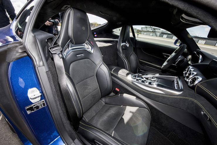 AMG GT:n urheiluistuimet tarjoavat todella hyvän tuen joka suuntaan ja ajoasennon saa säädettyä mieleisekseen. Penkissä pysyy hyvin paikalla hieman reippaammassakin rata-ajossa.