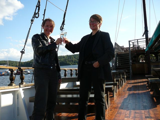 Tuija Pulkkinen (right) and Tuula Juvonen celebrate Tuija Pulkkinen’s brand-new Helsinki professorship in 2008 at the shores of a lake in Jyväskylä. At the time Juvonen was one of the members of Pulkkinen’s research team within the Academy of Finland Centre of Excellence in Political Thought and Conceptual Change, for which Pulkkinen was the vice-director during 2006-2011. Photo: Antu Sorainen, another member of the same research team.​