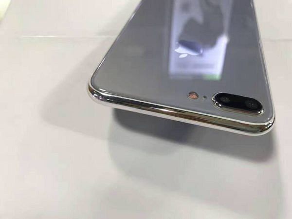 Myös iPhone 8 -puhelimiin odotetaan lasista takapintaa.