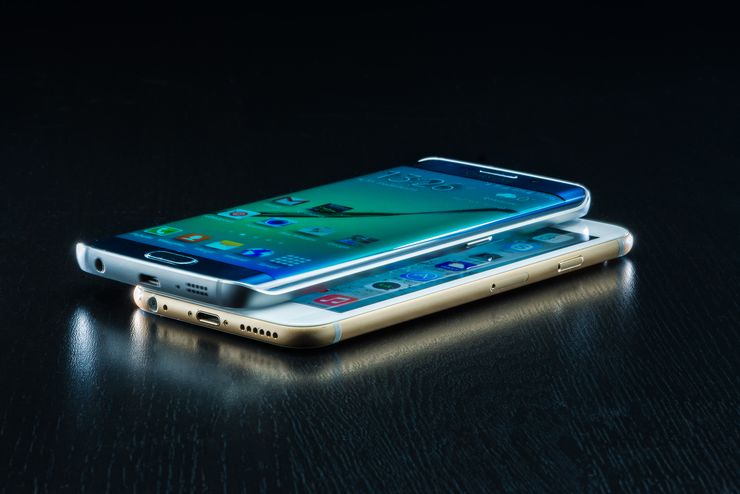 Galaxy S6 Edgen näyttö erottuu iPhone 6:sta kaarevuudellaan ja värikylläisyydellään.