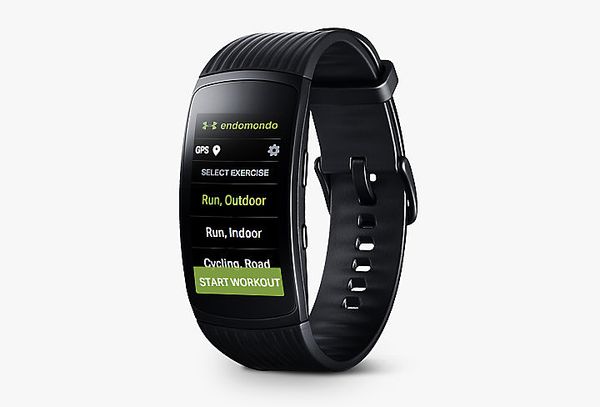 Gear Fit2 Prossa on Under Armour -sovellukset, kuten Endomondo-yhteisöpalvelu.