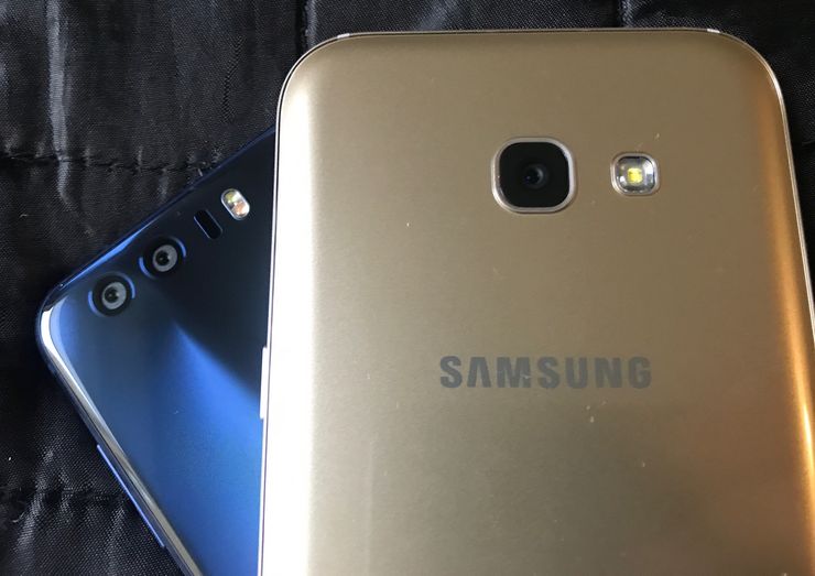 Galaxy A5:ssä on yksi kamera, Honor 8:ssa kaksi. Lisäksi Honor 8:ssa ekstraa on myös tarkennustava avustava laser-valo.