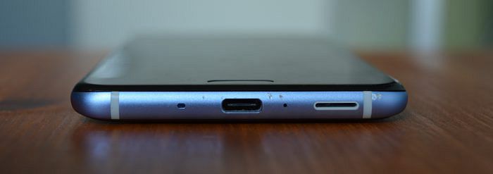 Alareunassa ei valitettavasti ole kuin USB-C -portti – kuulokeliitäntää ei puhelimessa siis ole.