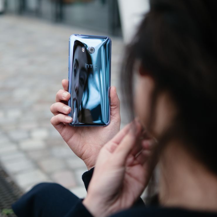 HTC U11:n lasipinta heijastaa valoa.